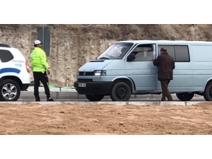 Trafik Otosu Yolda Kalan Aracı Tamirciye Kadar Çekti