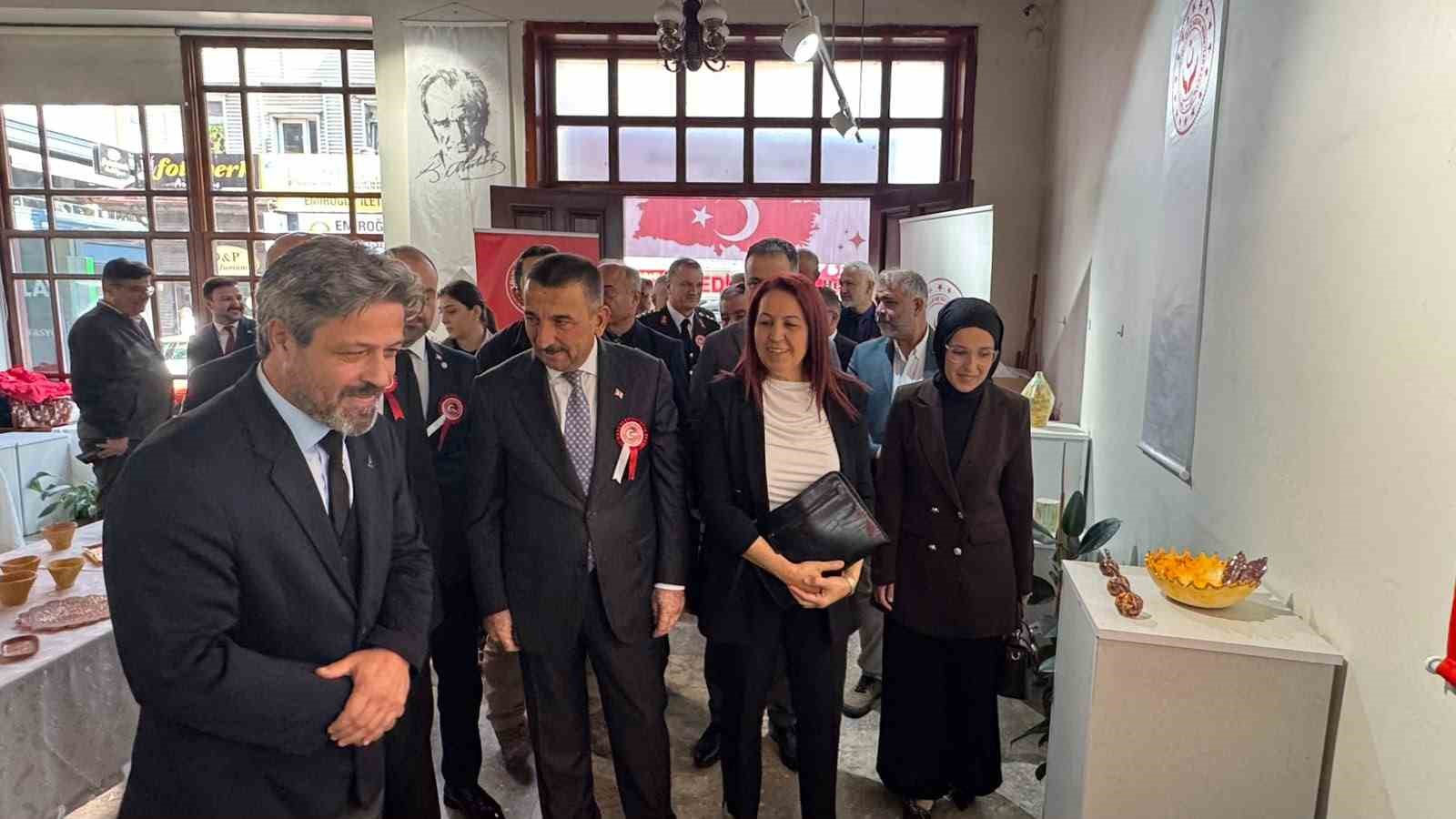 zonguldak-ta-sehit-ve-gazi-yakinlarinin-seramik-eserleri-sergilendi