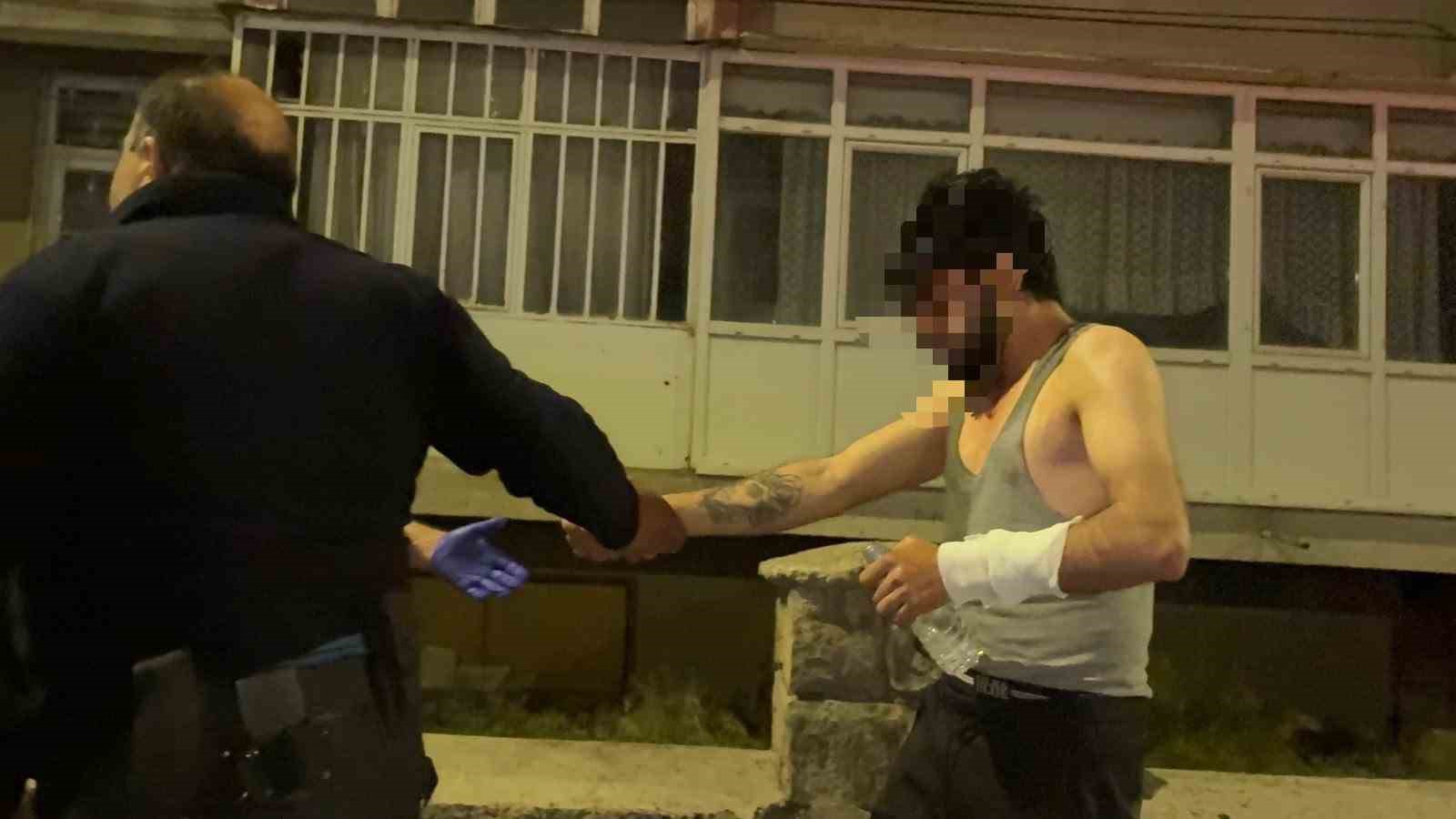 evinde-bicakla-kendine-zarar-veren-sahsin-hayatini-polisin-telefon-detayi-kurtardi