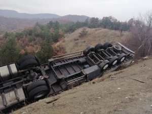 Yoldan Çıkan Tırın Uçuruma Yuvarlanmasını Ağaçlar Engelledi