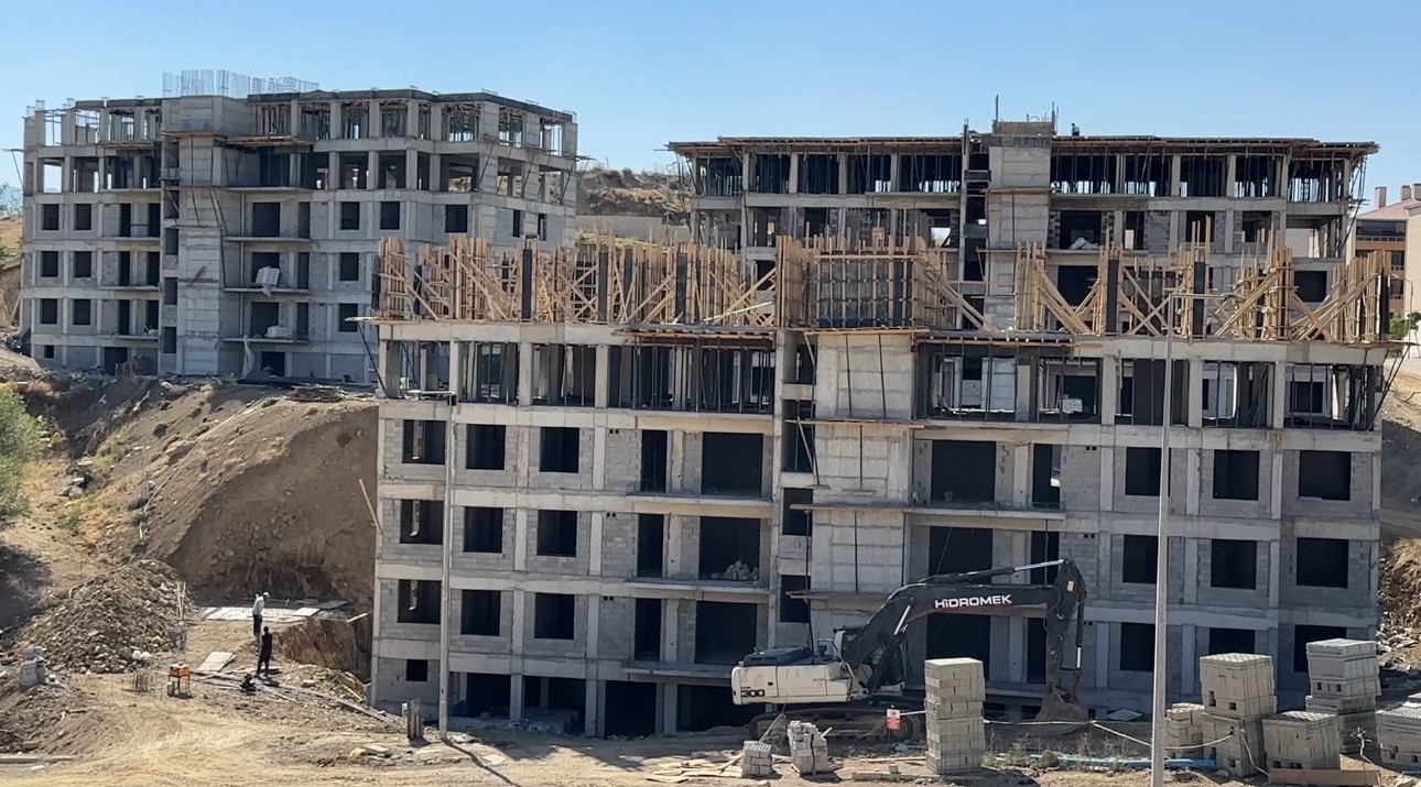 yuksekova-da-vatandaslar-icin-devlet-48-konutluk-binalar-yapimina-devam-ediyor