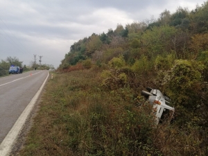 Ayancık’ta Otomobil Şarampole Devrildi: 1 Yaralı