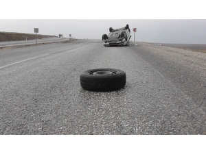 Karşı Şeride Geçen Otomobil Takla Attı: 2 Yaralı