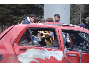 Araçta Sıkışan Annesini Kurtarmaya Çalıştı, O Anlar Kameraya Yansıdı