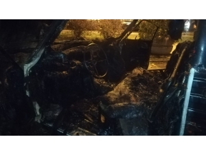 İzmir’de Park Halindeki Araç Alev Alev Yandı