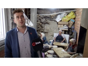 Muhtar, Yaşlı Kadınların Kışlık Ekmek Hamurunu Yoğuruyor