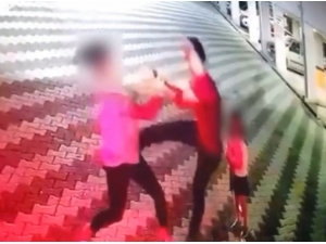 Kardiyolog Boşandığı Eşini, Kızının Yanında Darp Etti