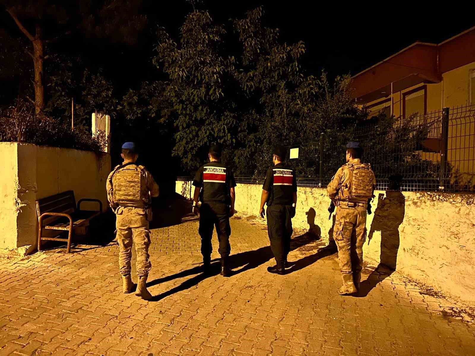 bozdogan-da-jandarmadan-gece-boyu-yangin-ve-hirsizlik-denetimi