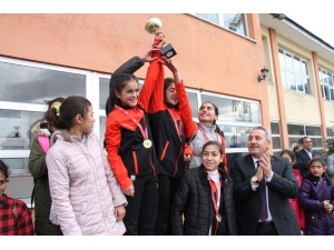 Krosta Şampiyon Spor Lisesi Ve Karayazı