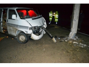 Minibüs Elektik Direğine Çarptı: 2 Yaralı