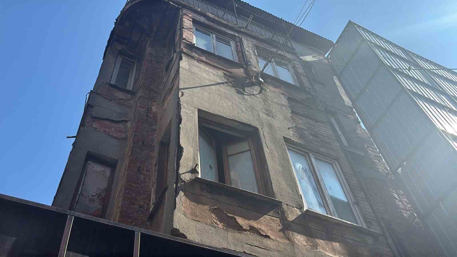 beyoglu-nda-binadan-kotu-koku-geliyor-diye-polisi-aradi-ihbarci-komsu-katili-cikti