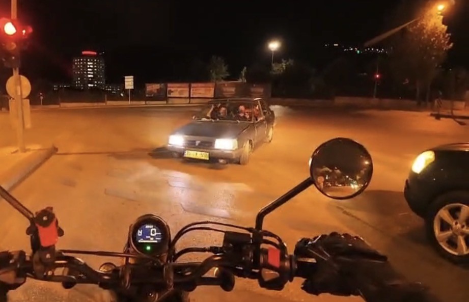 trafikte-akil-almaz-goruntu-araclara-aldirmadan-tersten-yoluna-devam-etti