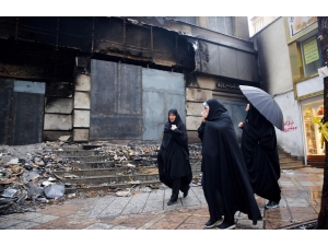 İran’daki Gösterilerde 731 Banka, 140 Kamu Binası Yakıldı