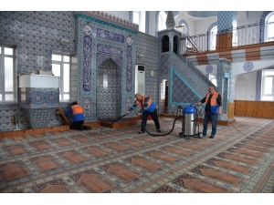 Kartepe’de Camilerde Detaylı Temizlik