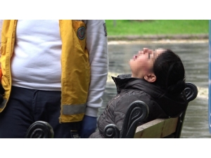 Genç Kadın Gündüz Alkol Aldı, Bankta Sızıp Kaldı