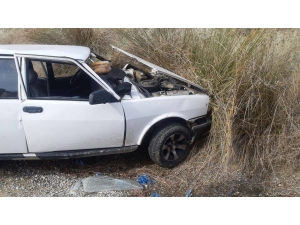 Otomobil Toprak Zemine Çarptı: 3 Yaralı