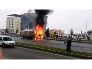 Seyir Halindeki Kamyon Alev Topuna Döndü