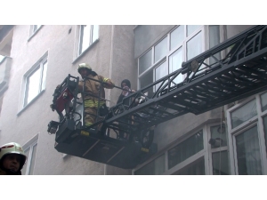 Ümraniye’de Bir Apartman Dairesinde Yangın Çıktı. Binada Mahsur Kalarak Dumandan Etkilenenler İtfaiye Tarafından Merdiven Aracıyla Kurtarıldı. İtfaiyenin Çalışması Sürüyor.