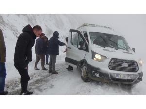 Kar Ve Tipide Mahsur Kalan 10 Kişi Kurtarıldı