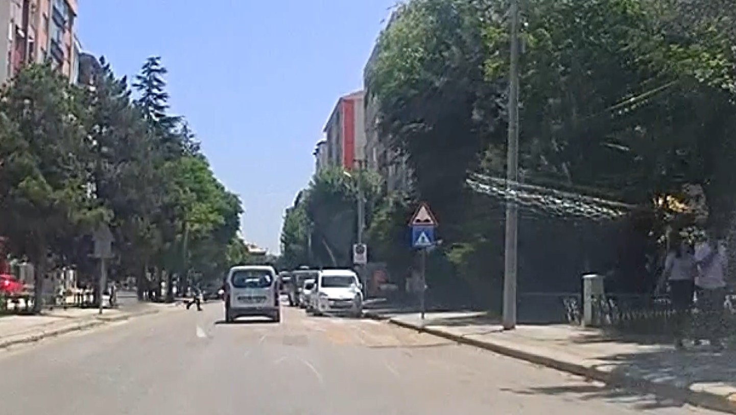 yaya-gecidinde-dur-isareti-yaptigi-arac-durmayinca-arkasindan-kovaladi