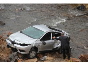 Sivas’ta Otomobil Irmağa Uçtu: 2 Yaralı