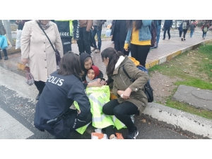 Polis Memuru Yerde Yatan Yaralıyı Montuyla Isıttı