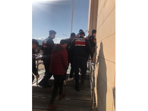 99 Düzensiz Göçmen Yakalandı, 4 Organizatör Şüphelisi Gözaltında