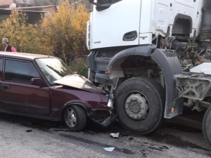 Nazilli’de Beton Mikseri İle Otomobil Kafa Kafaya Çarpıştı; 1 Yaralı
