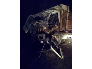 Bayburt’ta Kamyon İle Tır Kafa Kafaya Çarpıştı: 2 Yaralı