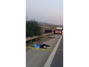 Otoyolda Lastik Değiştiren 4 Kişiye Tır Çarptı: 3 Ölü, 1 Yaralı