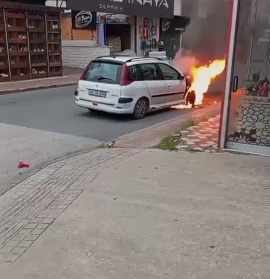 batman-da-seyir-halindeki-otomobil-alev-aldi