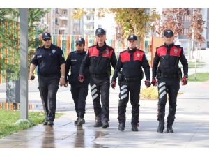 Öğrenciler Derste, Polis Devriyede