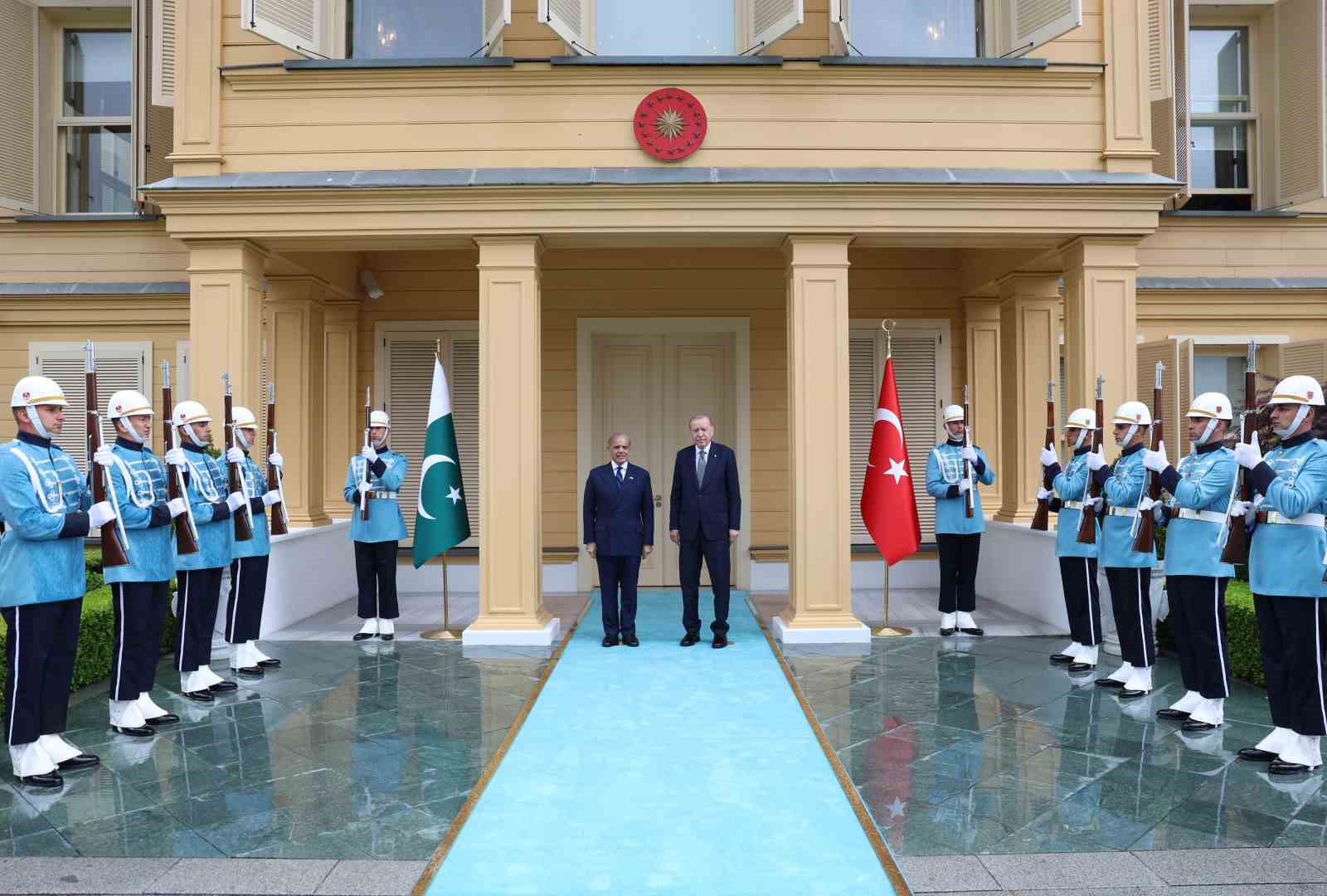 cumhurbaskani-erdogan-pakistan-basbakani-serif-i-resmi-torenle-karsiladi