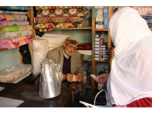 Asırlık Çınar, 61 Yıldır İşinden Geri Kalmıyor