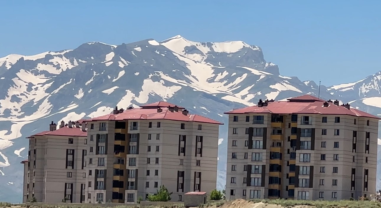 yuksekova-nin-heybetli-cilo-dagi-12-ay-boyunca-kar-yiginlarini-barindiriyor