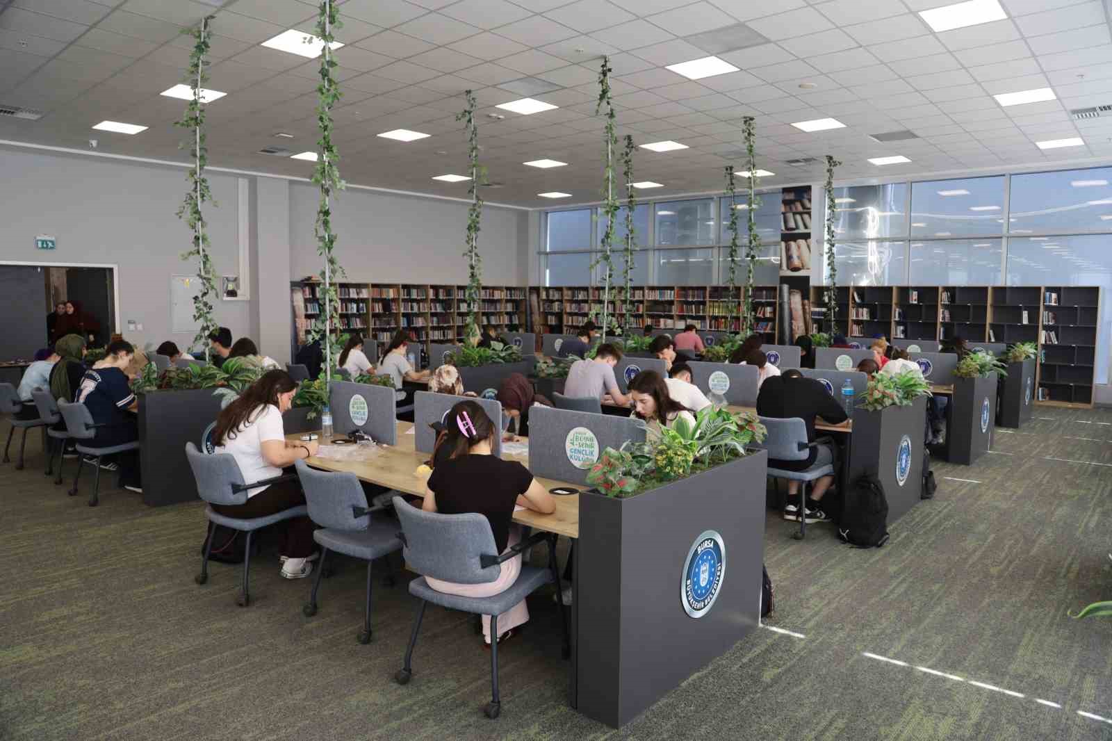 buyuksehir-den-genclere-universite-yolunda-sinav-provasi