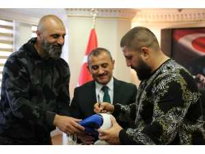 Şampiyon, Eldivenini Vali Sonel’e Hediye Etti