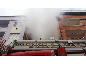 Kışlık Odunları Kül Oldu, Yangın Mahalleliyi Sokağa Döktü