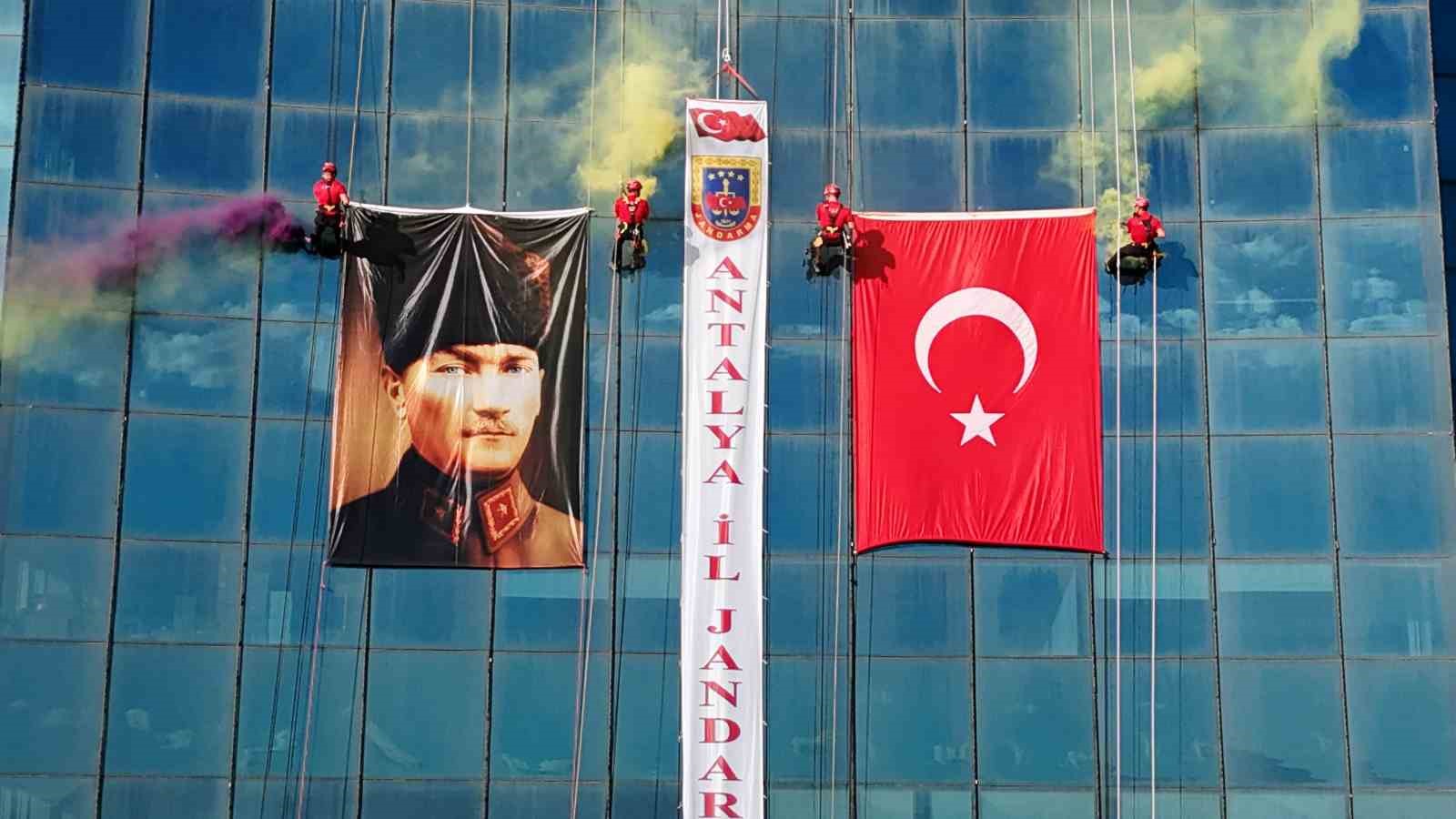 antalya-da-jak-timi-halatla-sarktiklari-64-metre-yukseklikte-turk-bayragi-acti