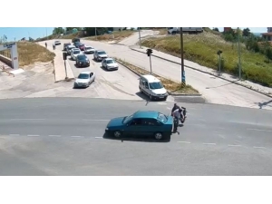 Işık İhlali Yaptığı İddia Edilen Araç, Motosiklete Çarptı