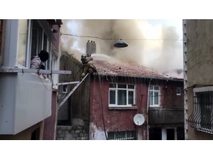 Fatih’te Korkutan Gecekondu Yangını