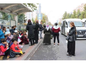 İlkokul Öğrencileri Otobüs Duraklarında Kitap Okudu