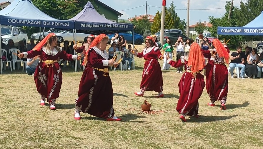 taslik-ta-bir-ilk-kadinlar-imece-usulu-folklor-ekibi-kurdu