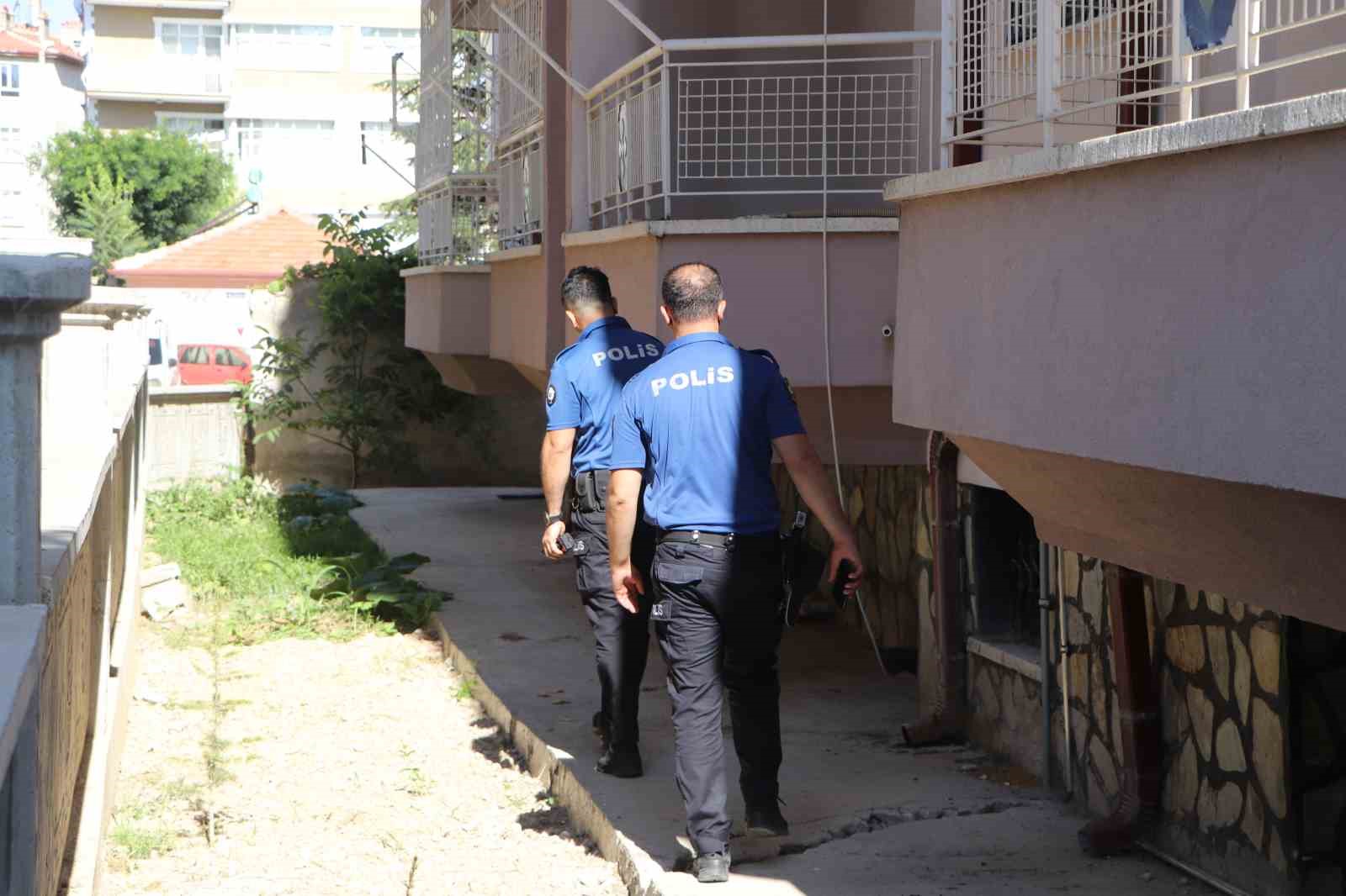 karaman-da-balkondan-dusen-sahis-yaralandi
