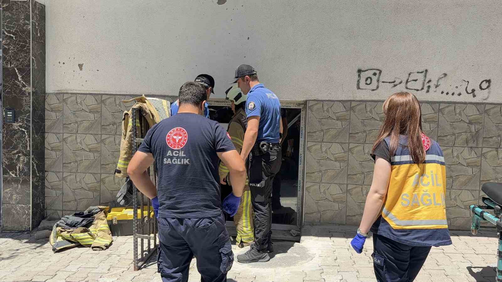 diyaliz-hastasi-evinde-mahsur-kaldi-camdan-yardim-istedi