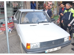 El Freni Çekilmeyen Otomobil İş Yerine Girdi