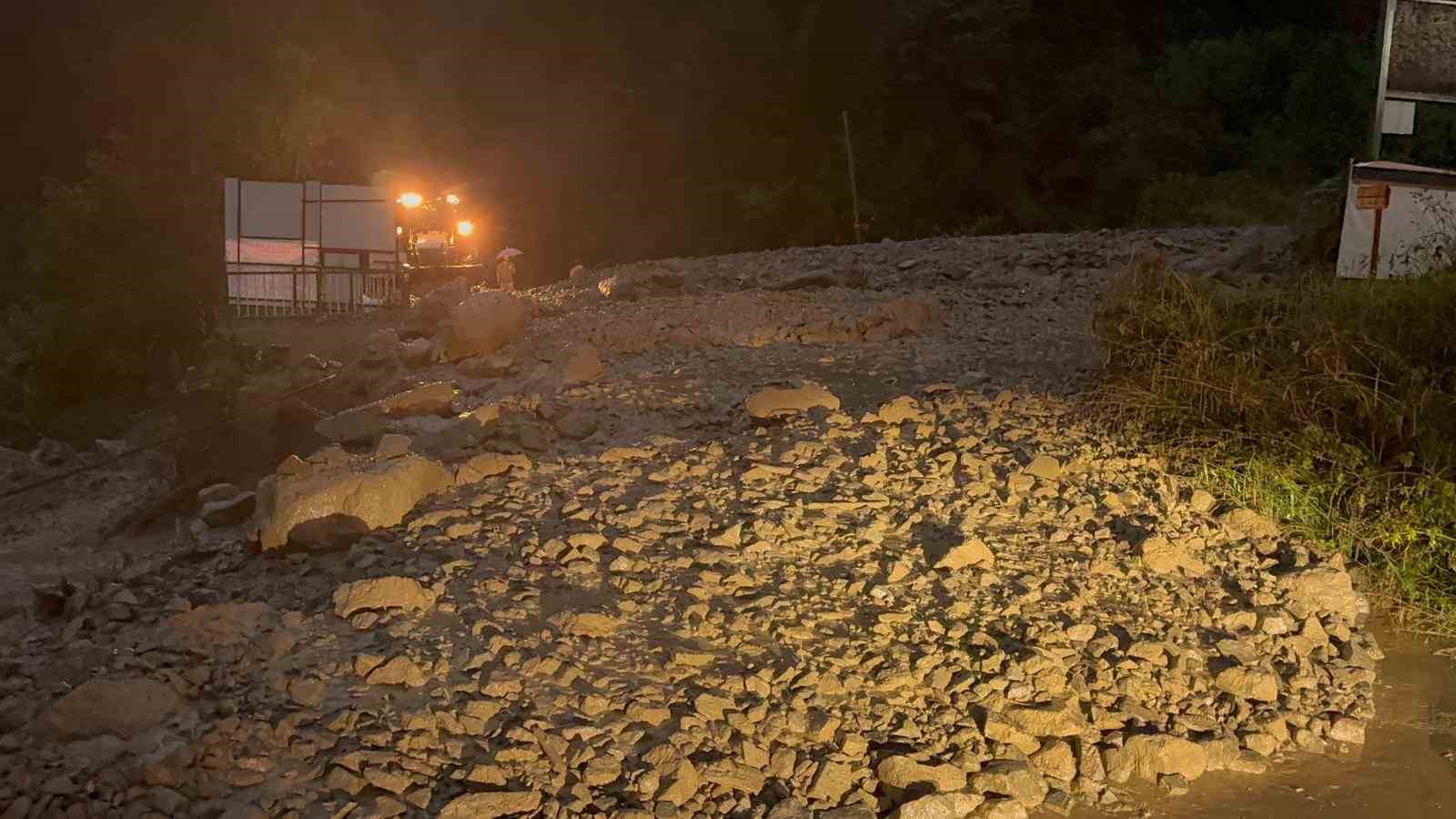 trabzon-da-asiri-yagis-dereyi-tasirdi-yol-ulasima-kapandi