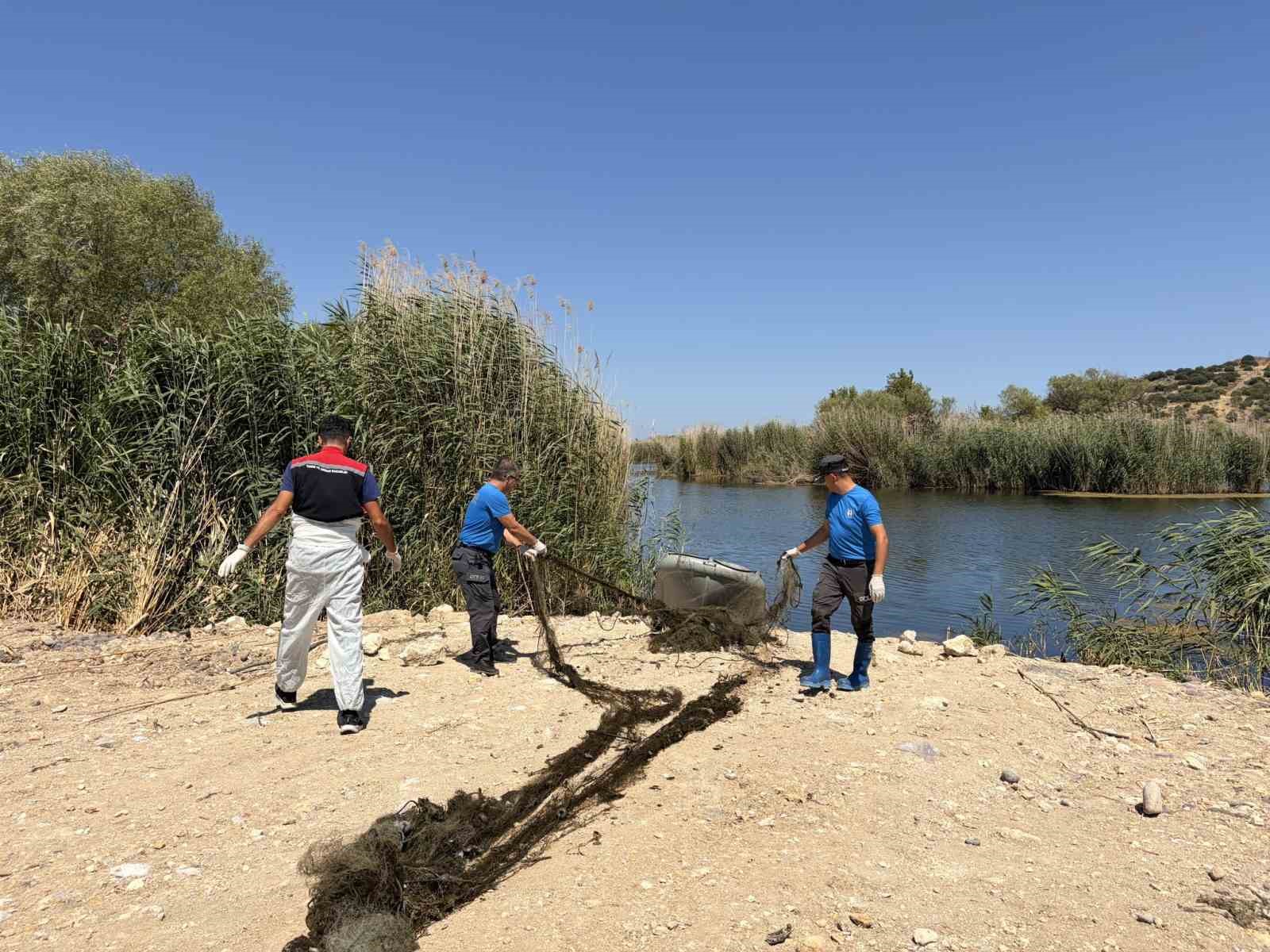 izmir-de-yasa-disi-avcilikla-mucadele-50-metrelik-ag-sudan-cikarildi