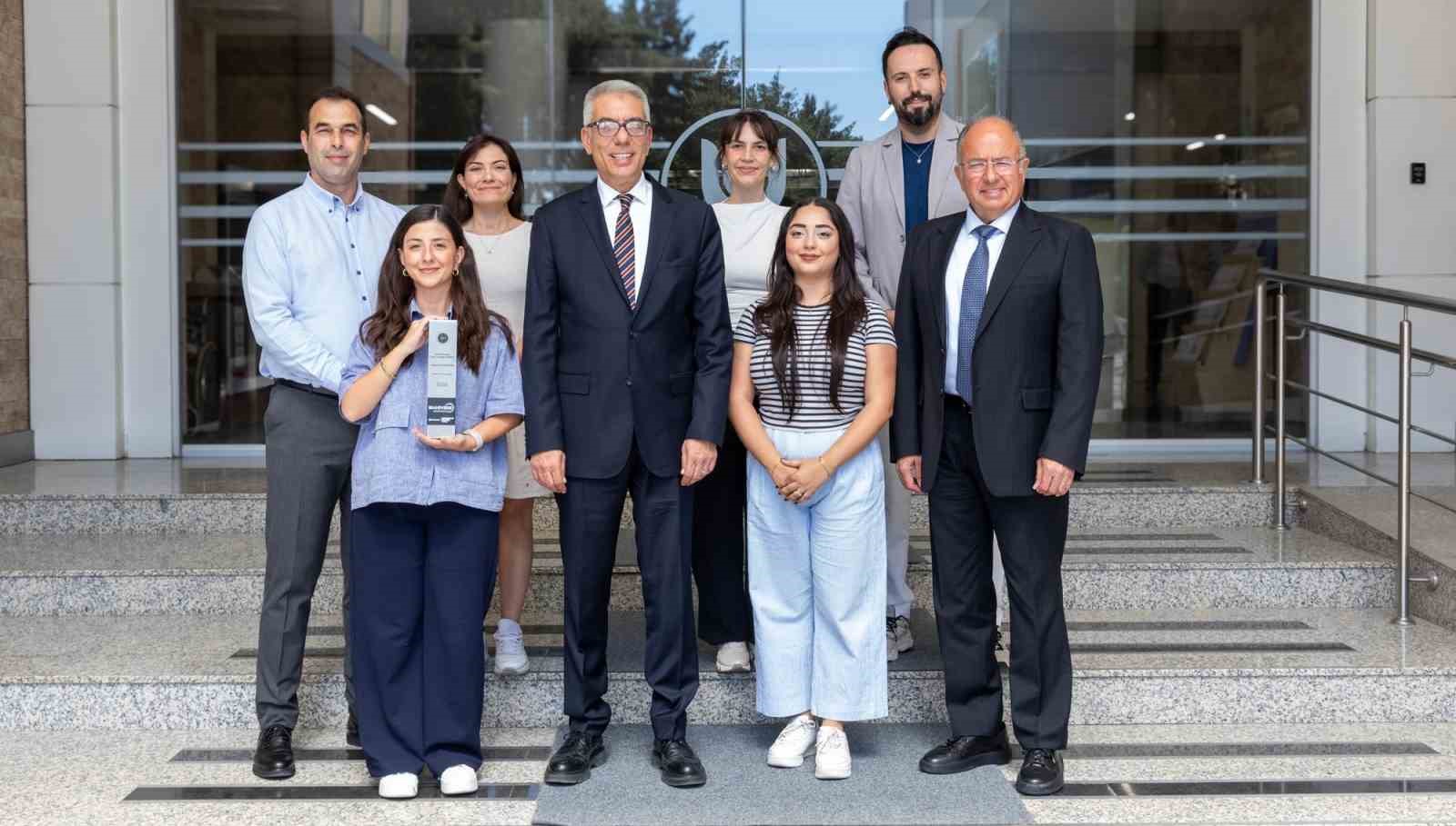 yasar-universitesi-ne-altin-odul
