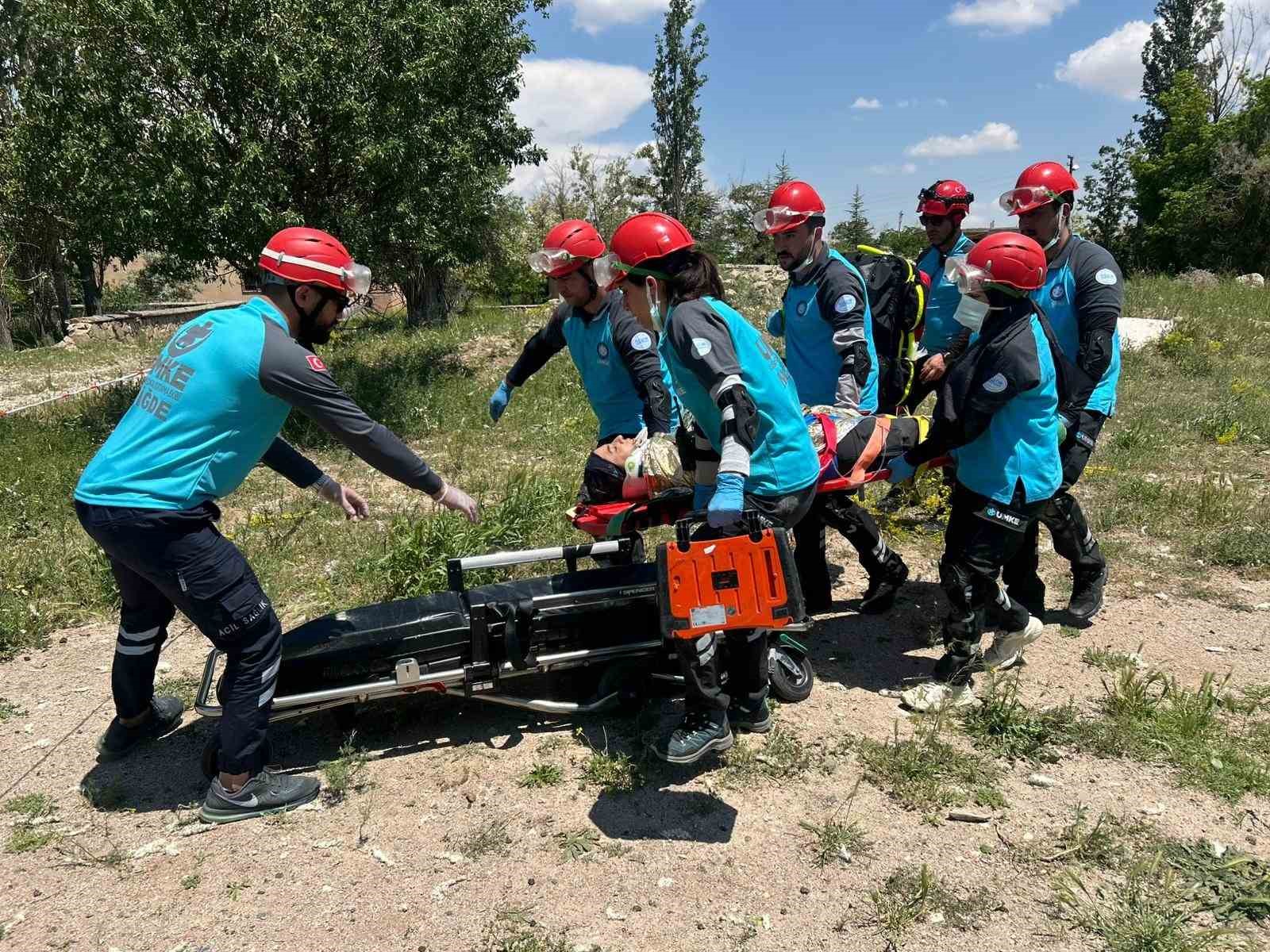 nigde-umke-personeli-medikal-kurtarma-uygulamalari-egitimini-tamamladi